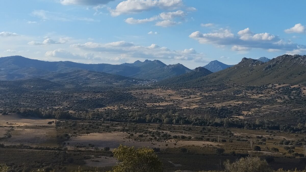 Foto de Las Villuercas con un pueblo en el valle