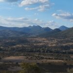 Foto de Las Villuercas con un pueblo en el valle