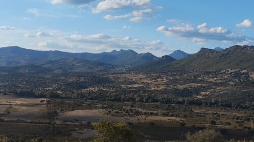 Foto de Las Villuercas con un pueblo en el valle