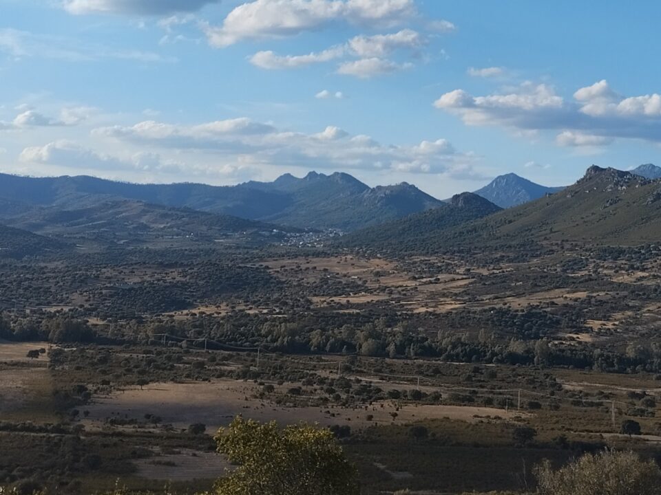 Foto de Las Villuercas con un pueblo en el valle